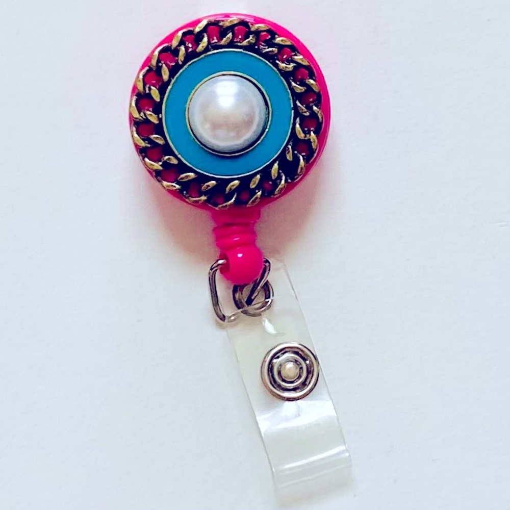 Retractable badge holder